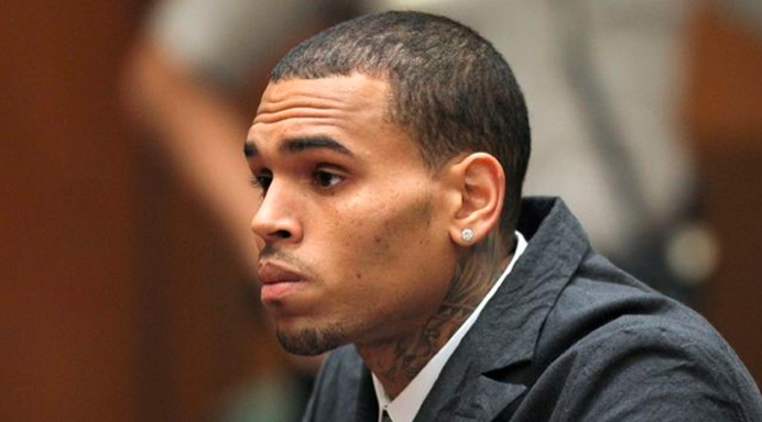 Крис Браун зурагчны хамрыг цөм цохьсныхоо төлөө баривчлагдлаа